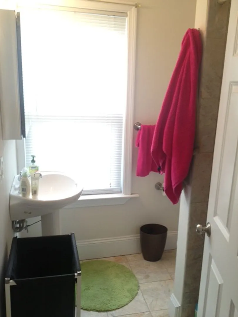 Charming 3 Bedroom-No Broker Fee — Photo 3