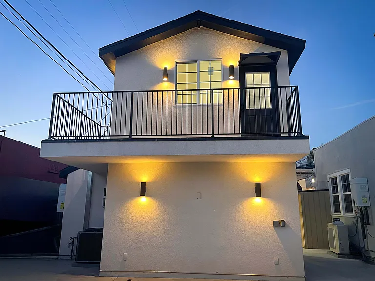 2229 S Palm Grove Ave — Photo 2