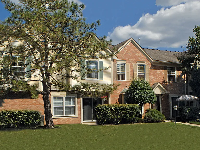 Foxpointe Townhomes — Photo 11