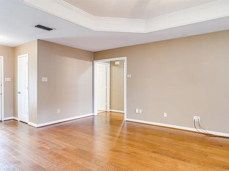 349 College St S — Photo 7