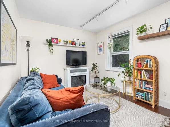 114 Vaughan Rd Unit 202, Toronto, ON M6C 2M1