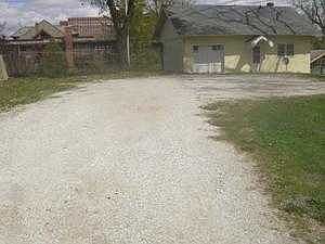 Driveway/parking area