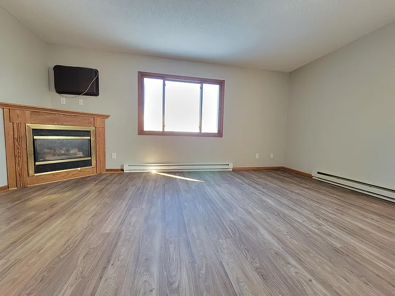 Hamptons - 204 18th Street Southwest - 5 — Photo 6