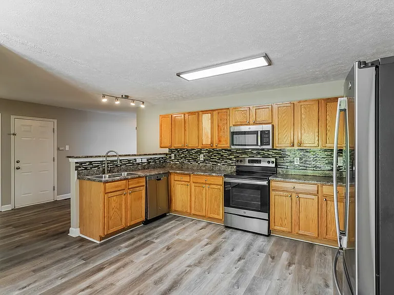 685 Belgium Dr — Photo 6