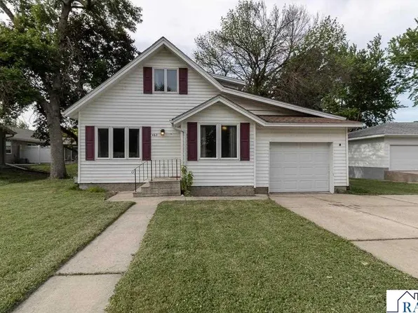 462 E Washington St, Le Center, MN 56057