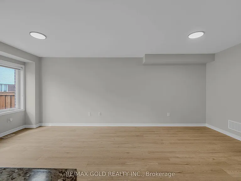 94 Benhurst Cres — Photo 13