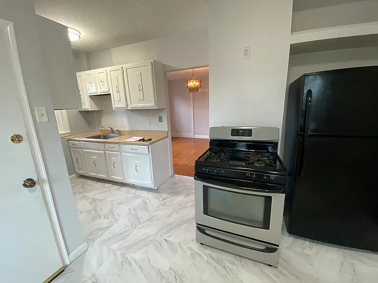 33 Everett Ave — Photo 3