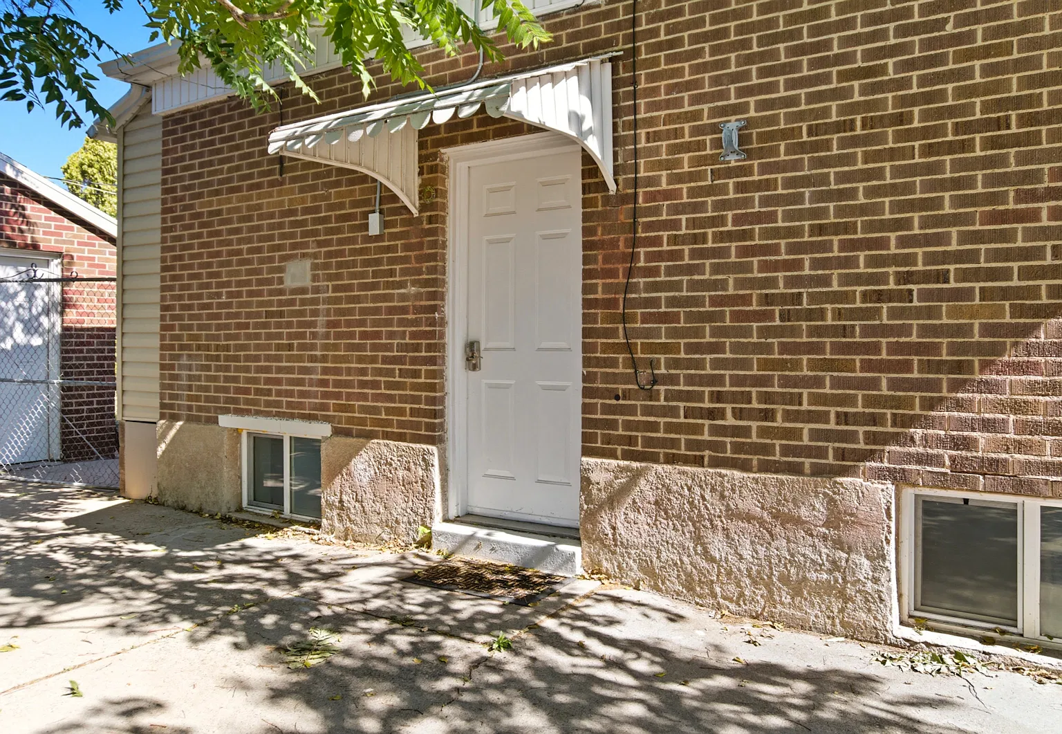 180 Ross Drive, Unit B — Photo 1