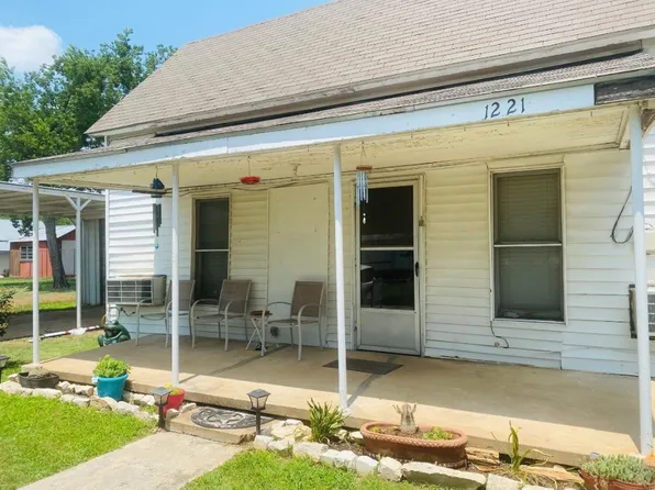 1221 N Barton St, Stephenville, TX 76401