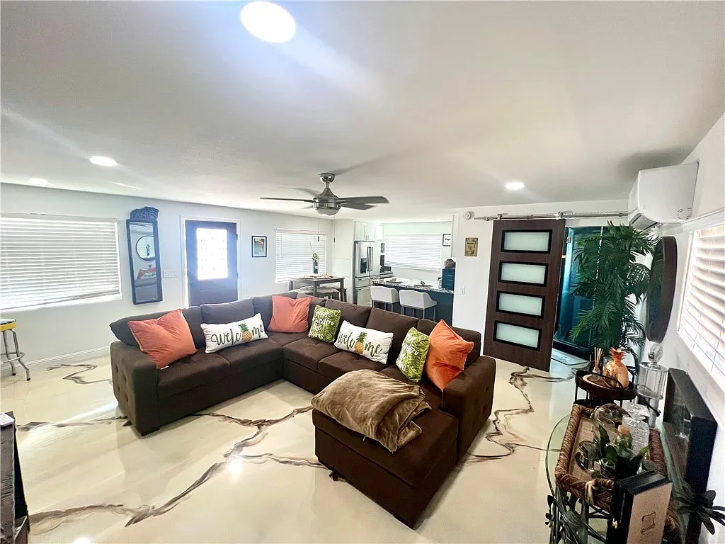 2 bed, 1000 sqft, $1,695 — Photo 3