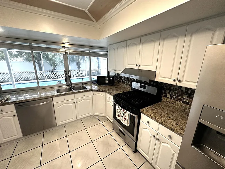 7725 Grandview Blvd — Photo 9