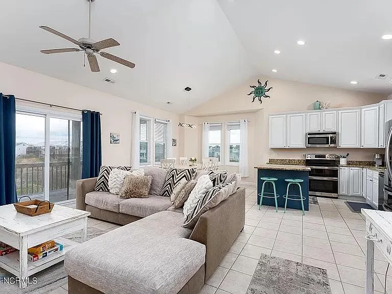 410 W Wilmington Ave — Photo 10