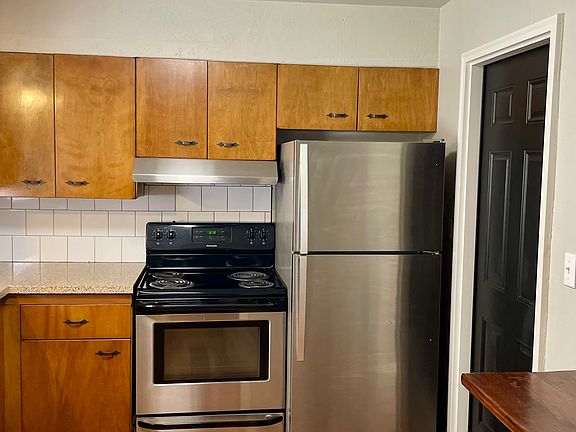 Kitchen w/fridge & electric range