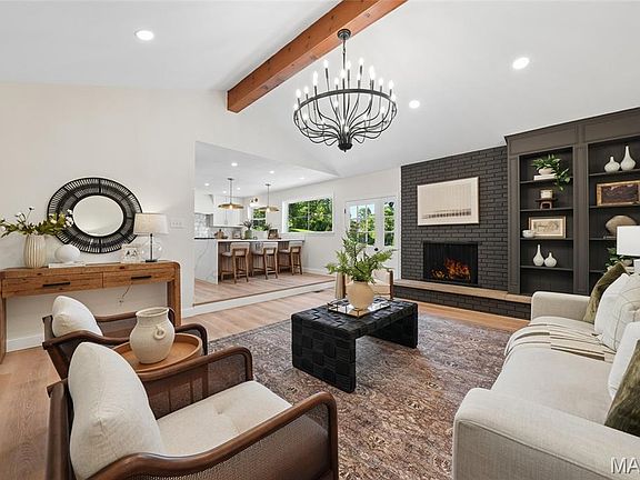 2nd image of 10 Spoede Woods Dr
