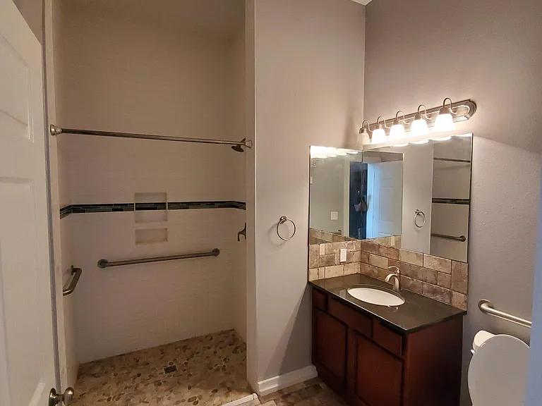 214 W Elm St #103 — Photo 8