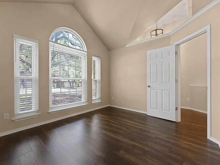 2104 Lobelia Dr — Photo 6
