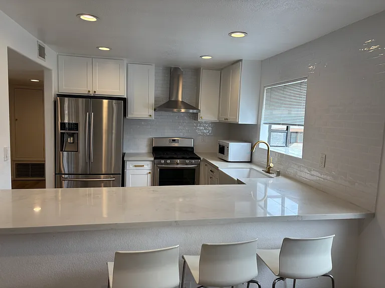 1216 S Saltair Ave #101 — Photo 3