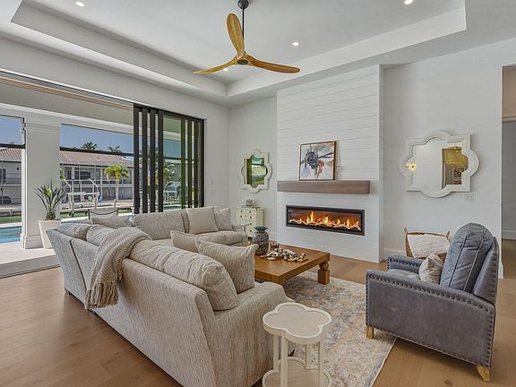 3rd image of 810 Elm Ct