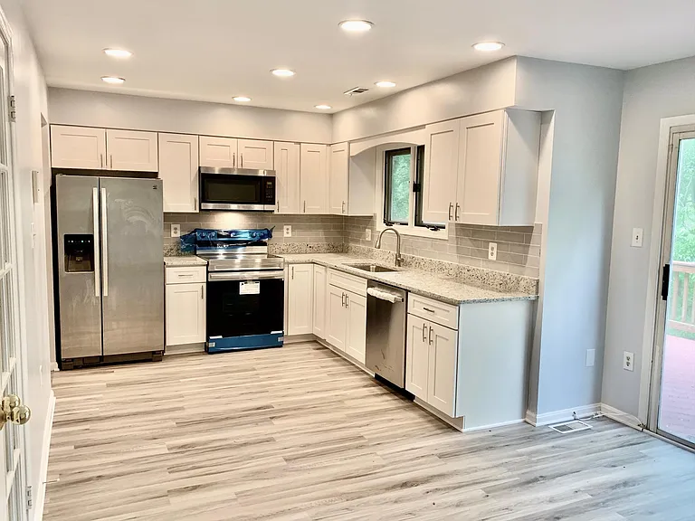 1118 Whitworth Ct — Photo 8