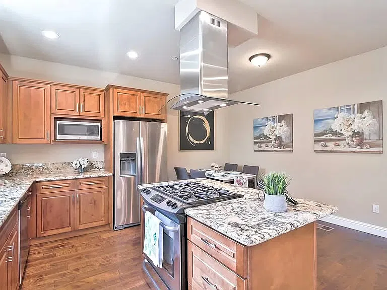 3 bed, 3.5 bath, 1461 sqft, $3,995 — Photo 2