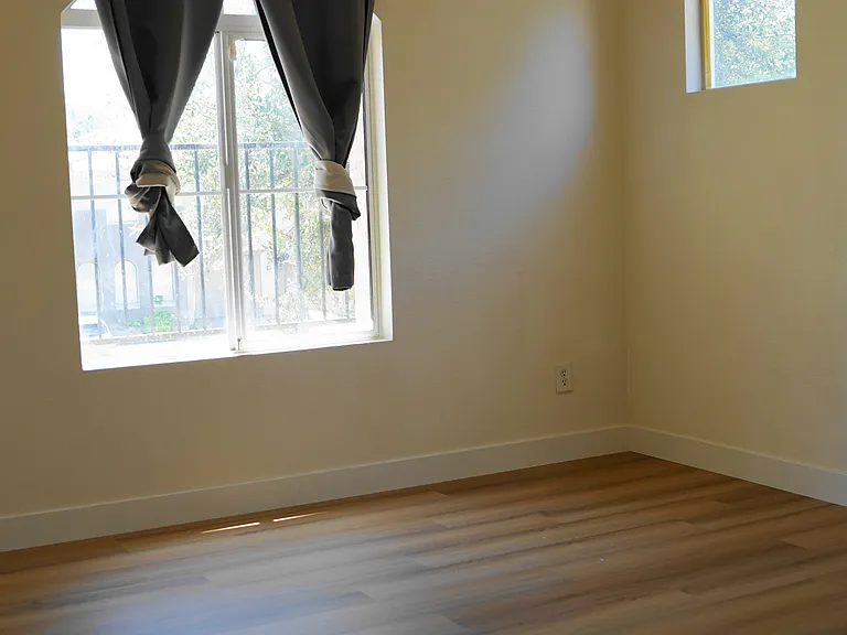 1442 E Mobile Ln — Photo 5