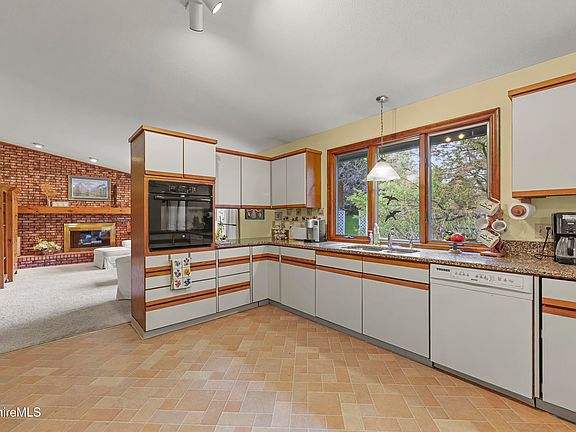 4th image of 10 Lori Ct
