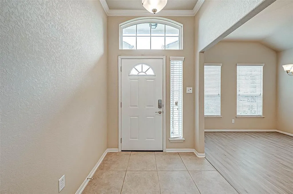3 bed, 2.0 bath, 2008 sqft, $2,350 — Photo 2