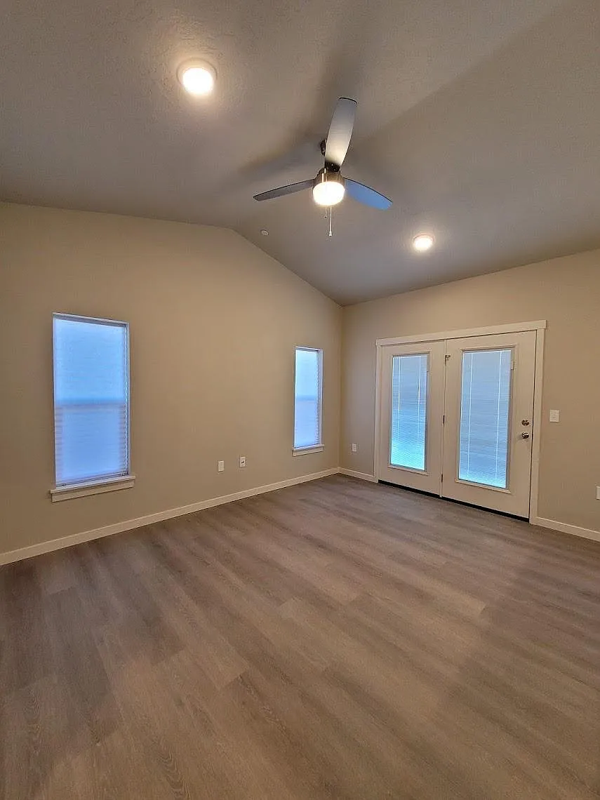 2 bed, 976 sqft, $1,525 — Photo 2