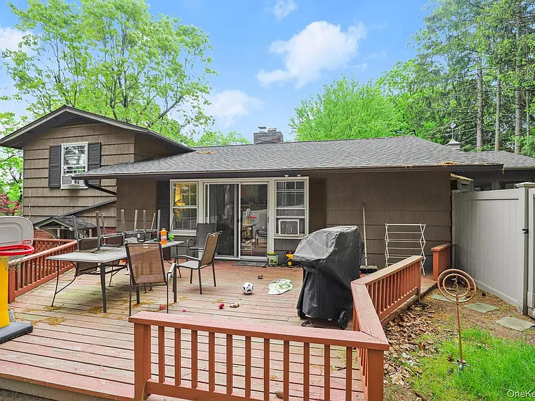 104 Forest Dr — Photo 16