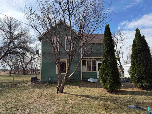 513 S Garfield St, Lennox, SD 57039