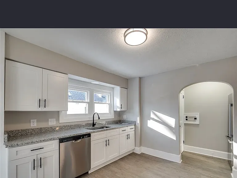1835 Thornapple Ave — Photo 2