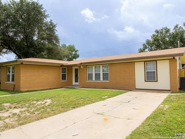 906 E Toledo, Beeville 78102