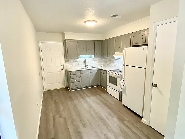 1504 Heard Ave #D — Photo 1