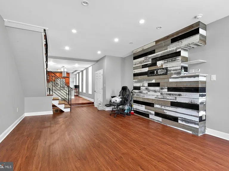 2319 E Somerset St — Photo 2