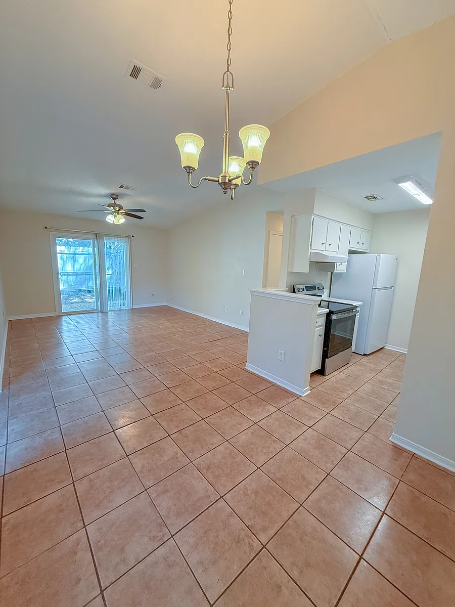 Building Photo - 8390 Country Walk Dr #B