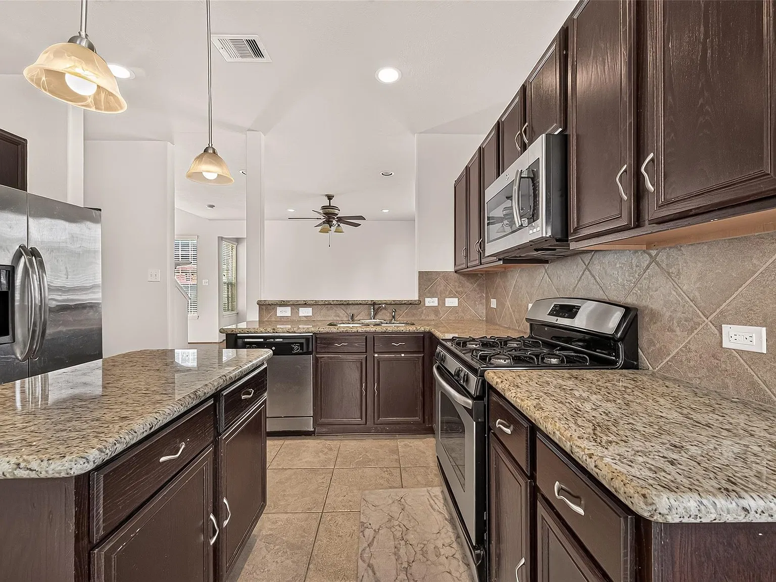3 bed, 3.5 bath, 2082 sqft, $2,300 — Photo 3