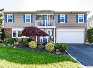 1888 Stanley Dr, Merrick, NY 11566