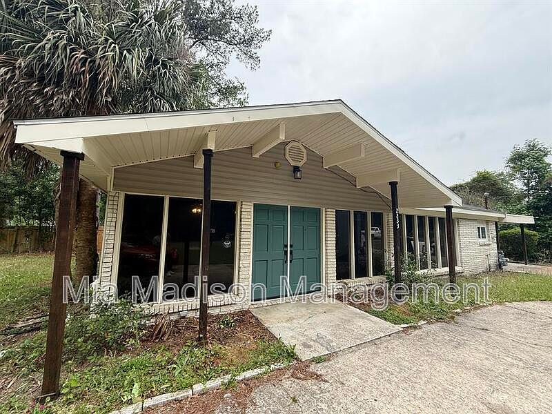 1st image of 2233 E Derenne Ave