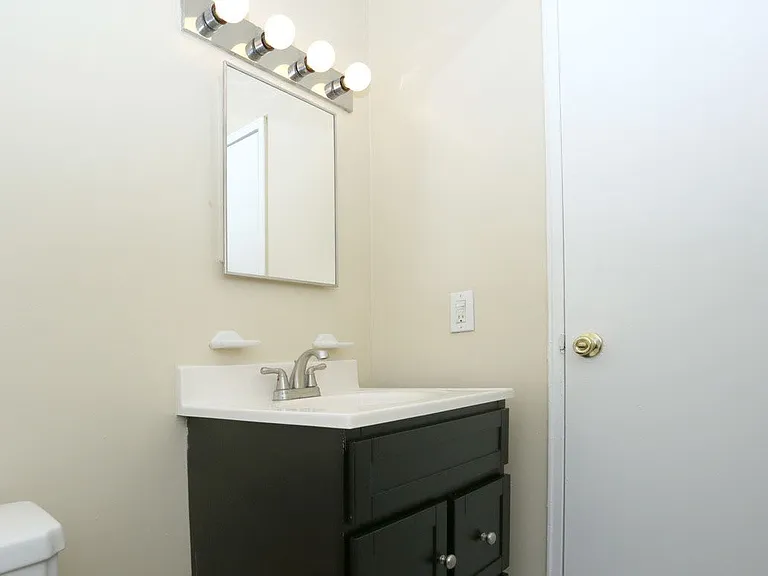 Country Club Apartments — Photo 21
