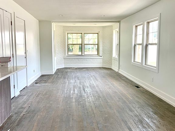 2nd image of 4311 Roanoke Pkwy #2