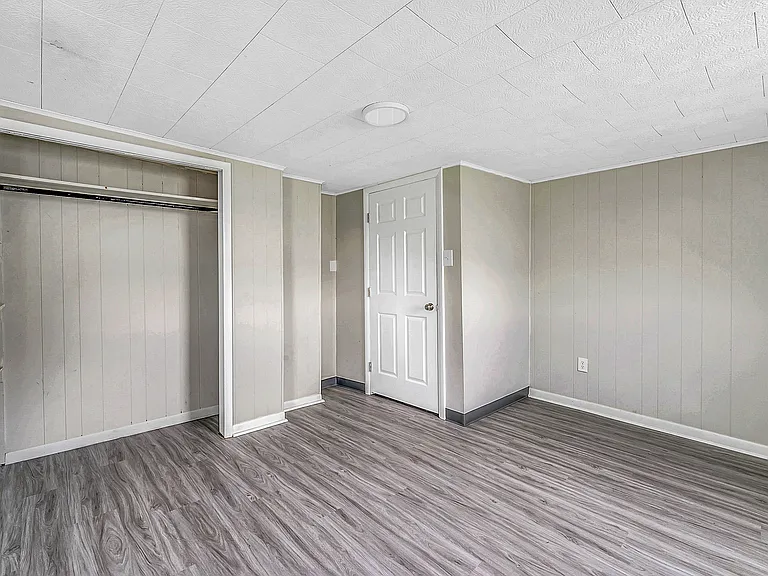 401 McLean St — Photo 12