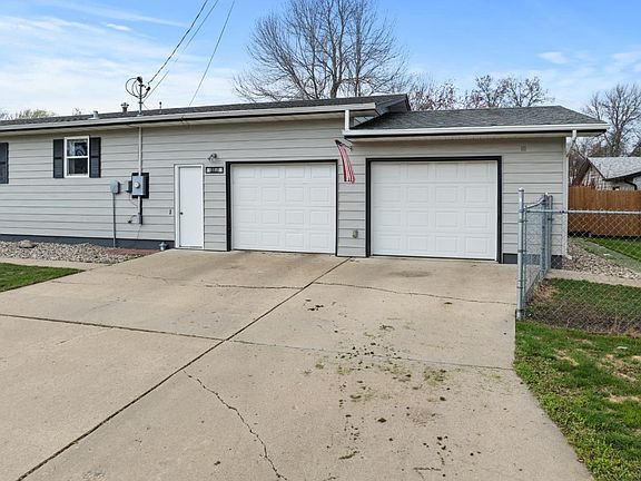 3rd image of 1105 6th Ave NW