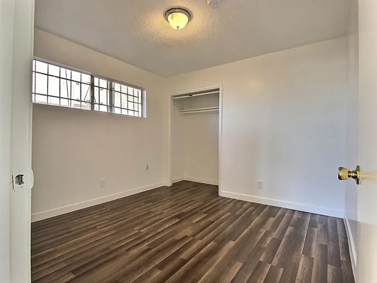 517 W 84th St — Photo 10