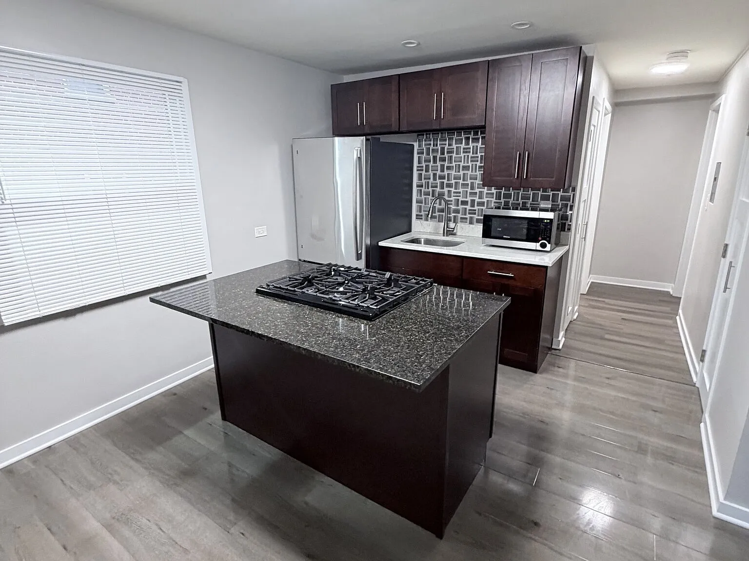 Charming 1 Bedroom 1 Bathroom Near Downtown Naperville — Photo 2
