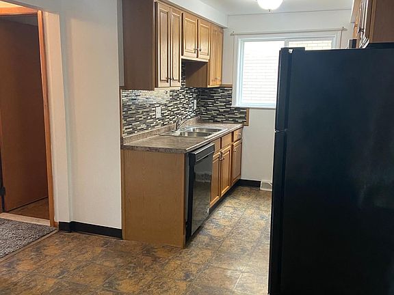 3rd image of 222 Montrose Ave APT 2