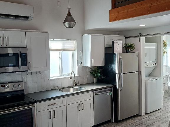 3rd image of 831 Ryland St