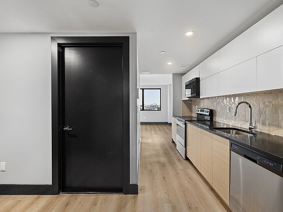 3rd image of 88 Linden Blvd #7L