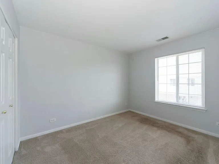 2204 W Concord Ln — Photo 4