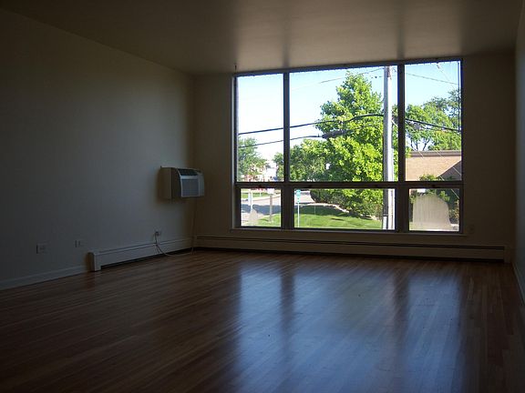 Living Room: 14'x16'