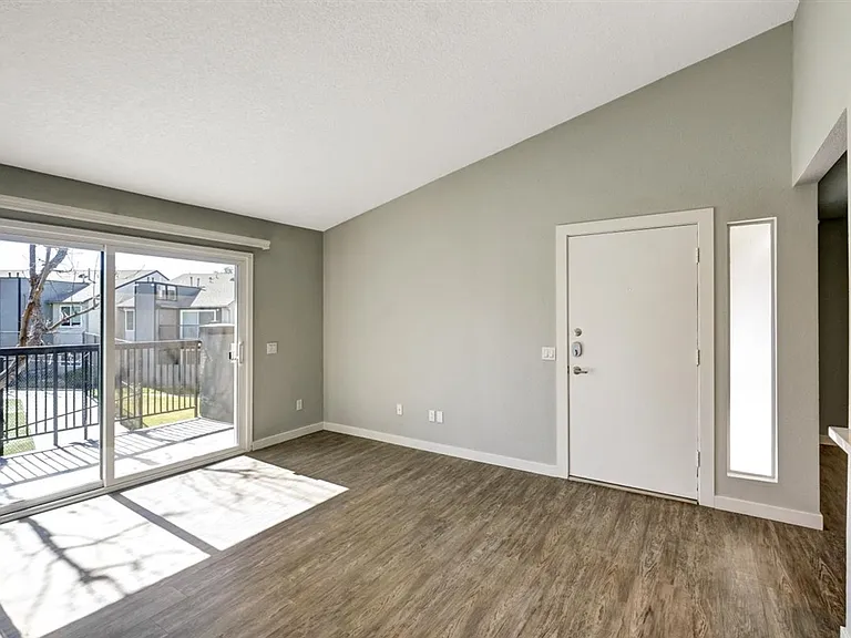 The James Apartments — Photo 28